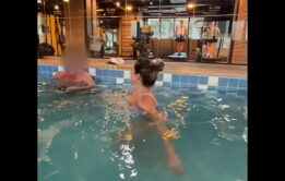 Pornô Seduzi o Hóspede Dotado na Piscina e Dei pra Ele na Frente do Corno