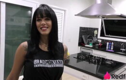 Buceta da novinha sendo destruída no pelo com gozo farto