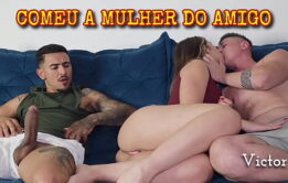 MULHER TRAI MARIDO COM AMIGO ENQUANTO ELE VAI AO BANHEIRO